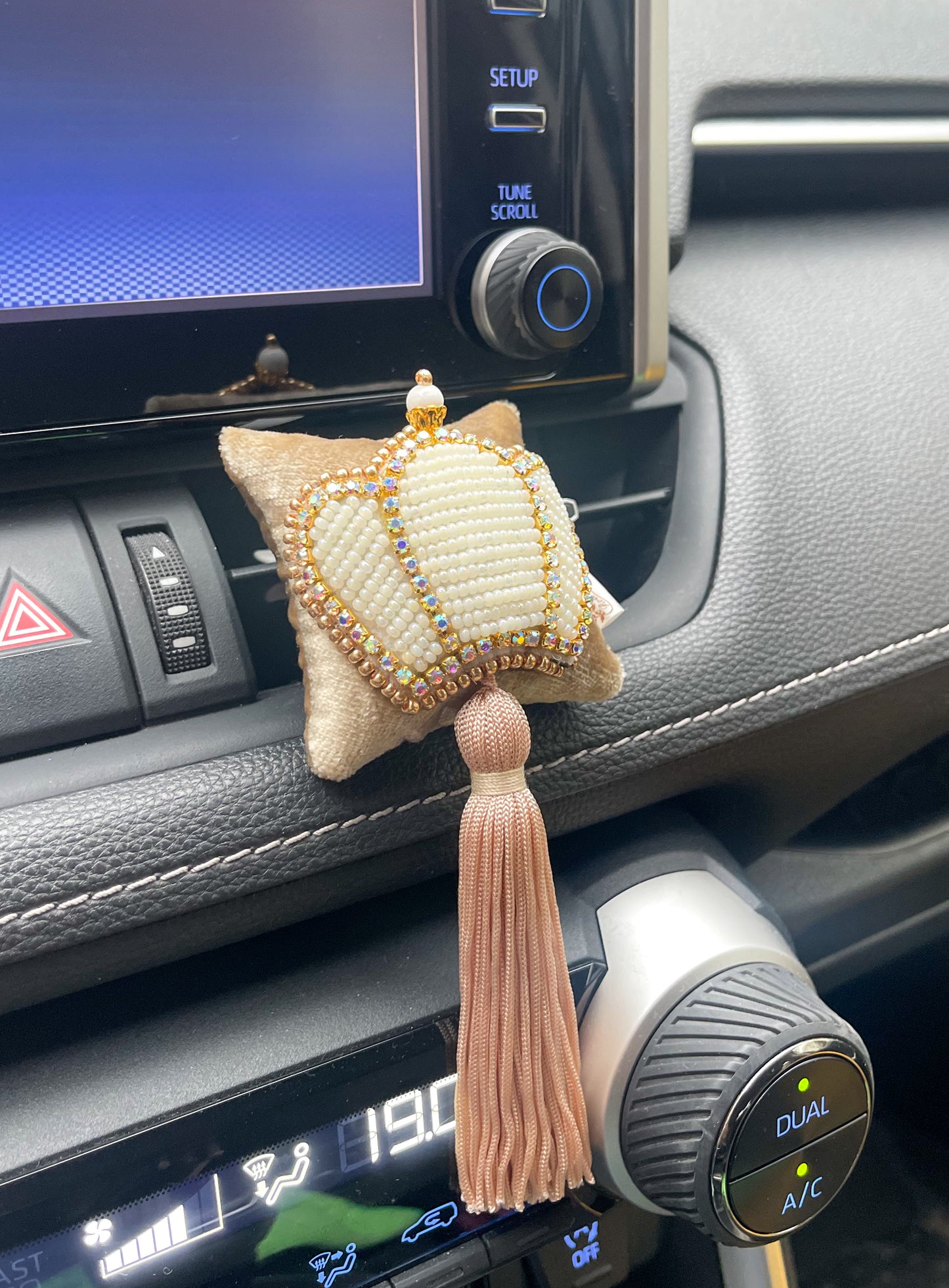 Car Air Freshner „Milky Crown“ mit Luftclip